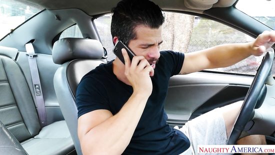 Дама переоделась в нижнее белье и соблазнила соседского парня