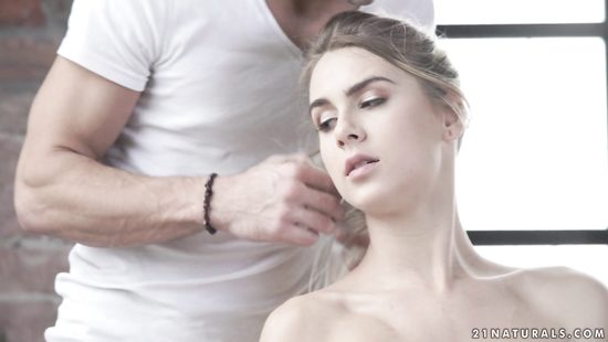 Приставания ухажера продолжаются романтическим сексом на полу