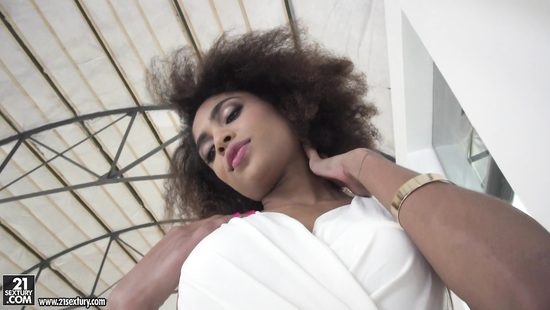 Попка негритянки в белых чулках спровоцировала парня на анал