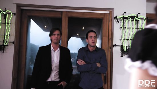 Полицейские трахают вдвоем горничную ради получения информации