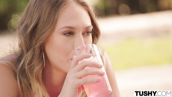 Красотка в купальнике совратила соседа на анальный секс