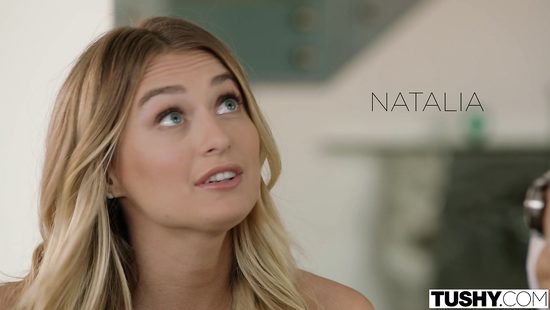 Две развратные подружки притащили парня ради анала