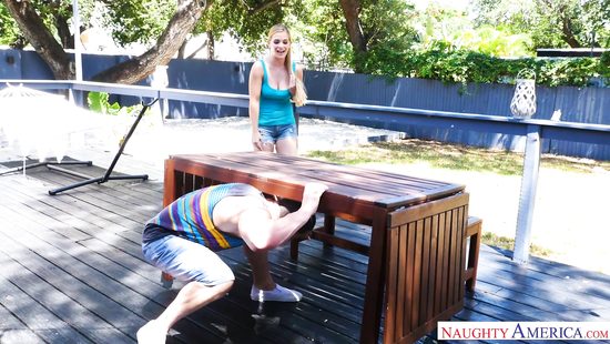 Починил хозяйке дома стол и активно отымел ее на диване