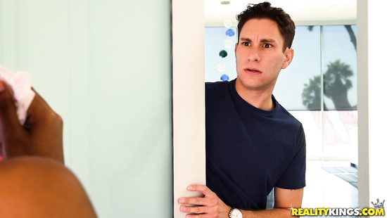 Темнокожая девушка ищет пошлого утешения в секс объятиях парня