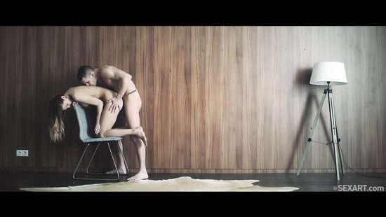 Пара позирует фотографу и показывает пошлую страсть