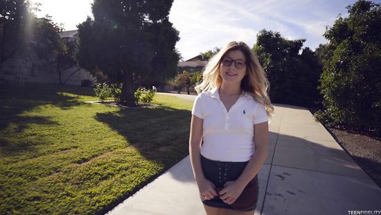 Очкастая девка познакомилась с мужиком и быстро перепихнулась