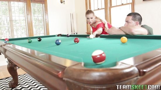 Соблазнила чувака во время игры в бильярд и отдалась в постели