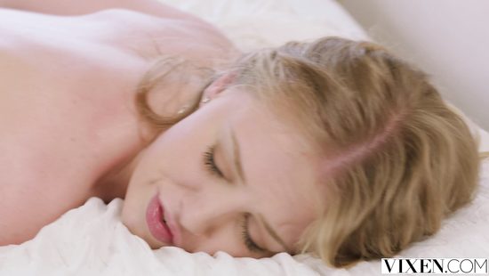 Похотливая девица трахается с парнем за спиной у своей подруги