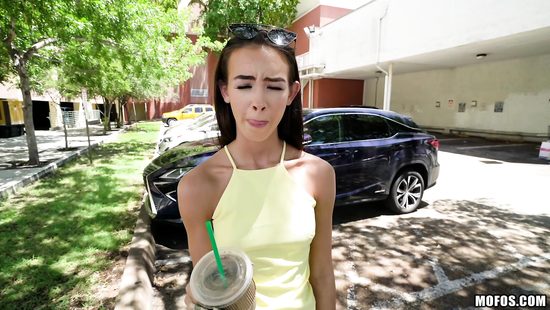 Худенькая девушка согласилась отдаться пикаперу за деньги