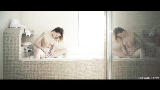 Побрила писю в ванной и пошла к мужу потрахаться