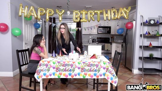 Приставание за праздничным столом переросло в анальный трах