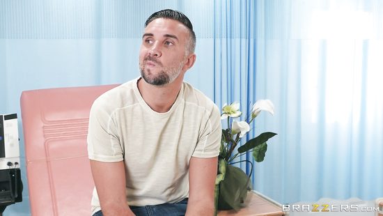 Зрелая врачиха борется со стояком пациента с помощью бурного секса