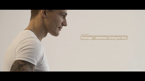 Шлюшка в красивом белье отдается в кресле партнеру в маске