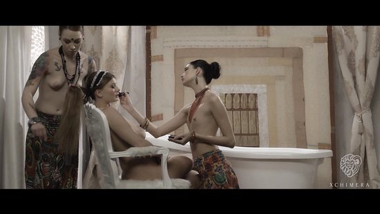 Шлюшка в красивом белье отдается в кресле партнеру в маске