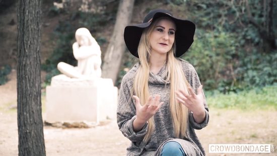 Привлекательная бабенка любит заниматься сексом с толпой мужиков