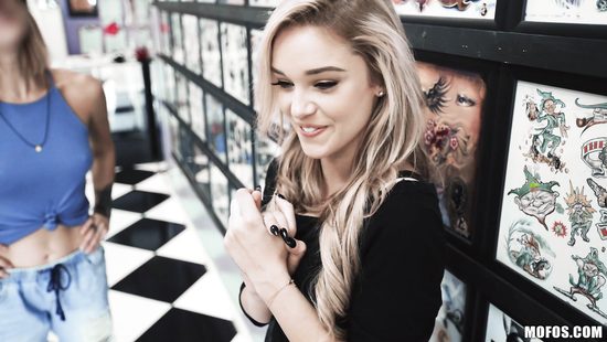 Кокетливая девушка знакомится всеми дырками с членом чувака