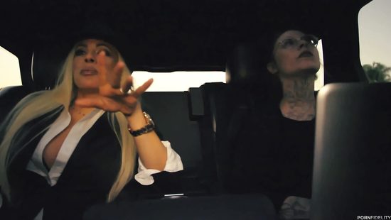 Пришел в кабинет к грудастой блондинке и жадно поимел ее