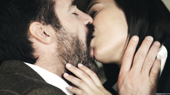 Отодвинула трусики в сторону и соблазнила мужчину киской