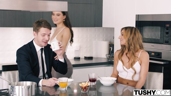 Шикарная девка помогает парню выпороть красивую подружку в анал