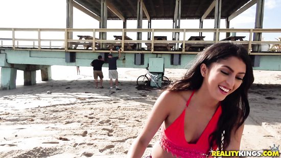 Впечатляющие подружки ласкают влажные письки на пляже и в гостинице