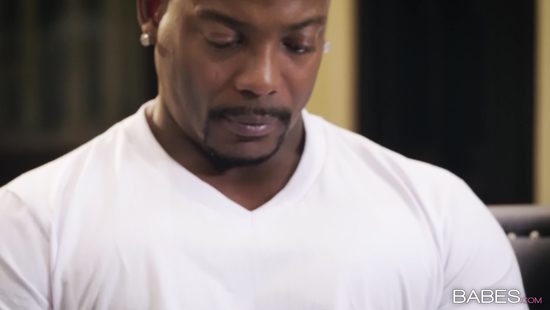 Элитная потаскуха обслуживает жилистый пенис черного мужлана