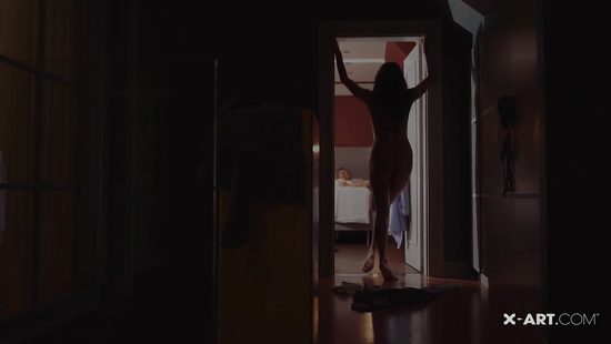 Деваха с пирсингованной писькой кончает от массивного члена ухажера