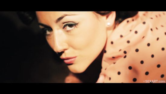 Красивый секс в стиле ретро с шикарной девушкой