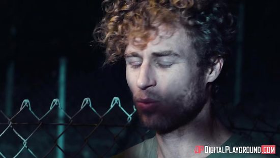 Похотливая дьяволица купила душу паренька за перепихон в подворотне