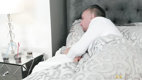 Мужик обрадовался шлюхе в постели и поспешил ее отыметь