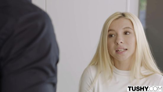 Пошлый мужлан вонзил огромный член в очко миниатюрной девушки