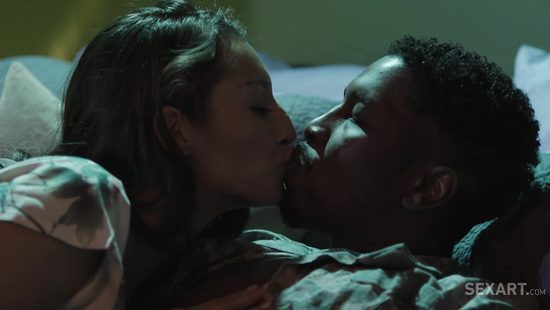 Шоколадный парень делает ночи приятней