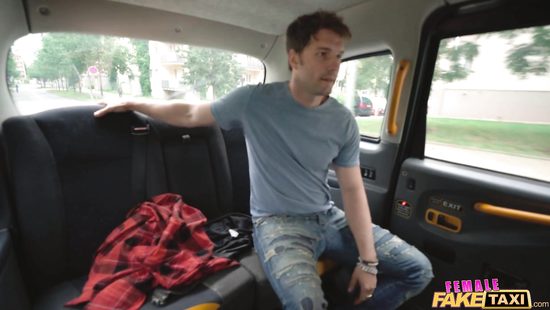 Женский пикап набирает популярность и за рулем