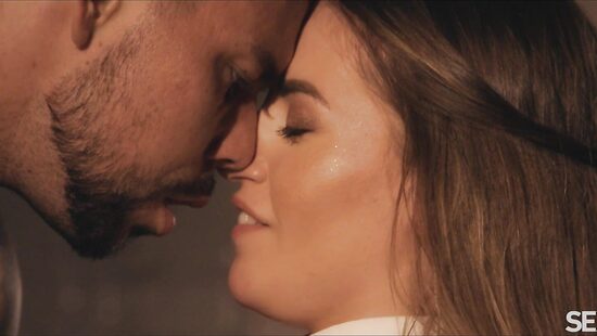 Пьяный качок готов вылизывать писю прямо в баре