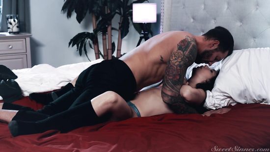 Жена на работе, пришло время раскатать квартирантку