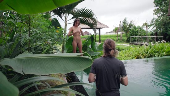 Райский день с красоткой у бассейна