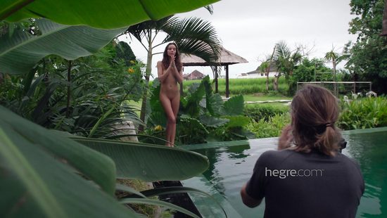 Райский день с красоткой у бассейна