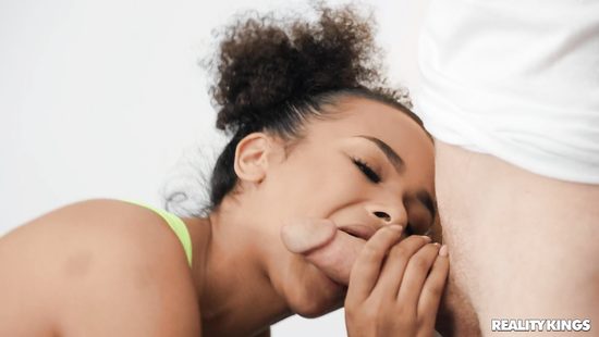 Квартирант оказался слишком кстати для тройничка