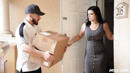 Раз не с кем трахаться, то и курьер подойдет