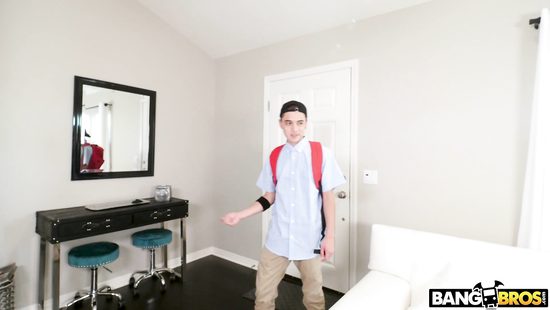 Похабная мачеха оседлала болт мелкого паренька