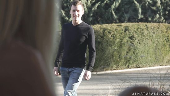 Худенькая блондиночка совокупляется с парнем перед окнами