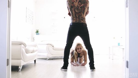 Сексуальная рабыня наслаждается жестким трахом с неформалом