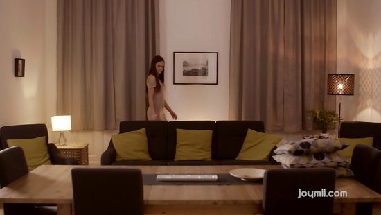 Привлекательная девушка ублажает толстый писюн хахаля сочной вагиной