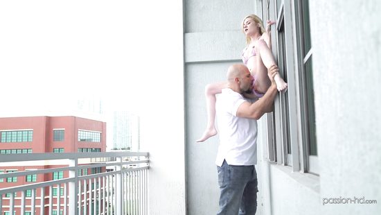 Здоровенный мужичок натягивает на большой писюн миниатюрную сучку