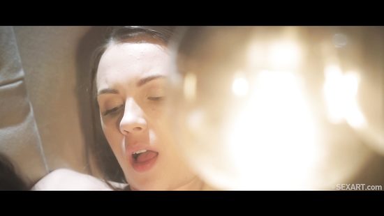 Романтичные лесбиянки страстно совокупляются в темной комнате