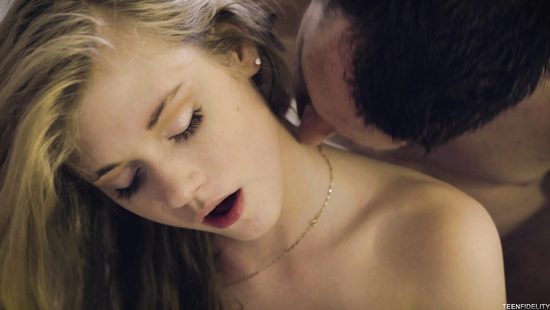 Грязный развратник бесцеремонно отымел нежную худышку маленьким пенисом