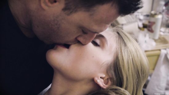 Грязный развратник бесцеремонно отымел нежную худышку маленьким пенисом