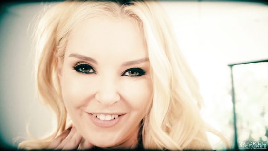 Заводная спермоголичка жарко долбится в письку с пошлым хахалем