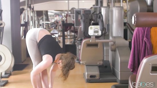 Две спортсменки не поделили беговую дорожку и занялись лесбийским сексом прямо в спортивном зале