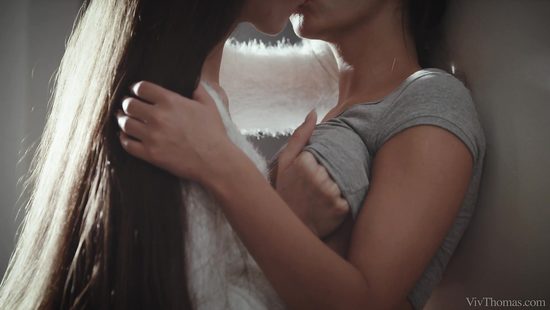 Лесбиянка возбудилась от переодевания подружки и сделала ей кунилингус