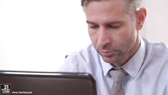 Вместе с отчетом подготовила для начальника минет и свою щелку